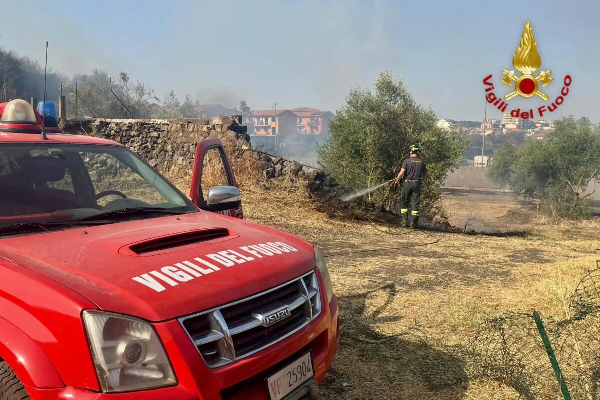 Decine di incendi di sterpaglie e di vegetazione nella provincia di Catania - 