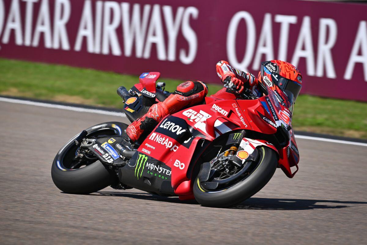 Marc Marquez in pole al Sachsenring, caduta per Bezzecchi - 