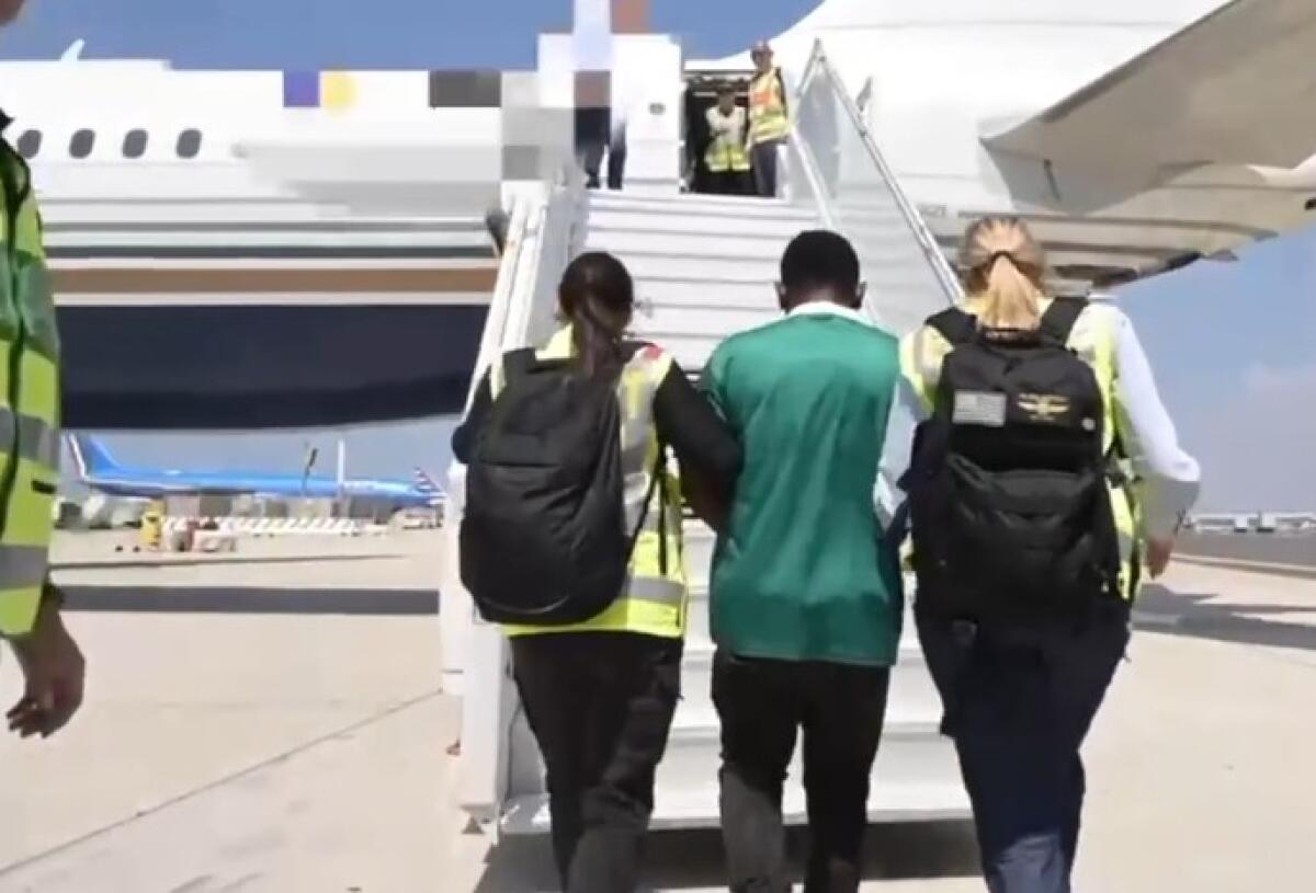 Contrasto all’immigrazione clandestina, espulsi 32 cittadini nigeriani - 