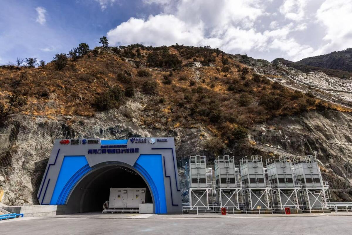 Cina, l’IA gestirà una maxi centrale di energia idroelettrica, eolica e solare - 