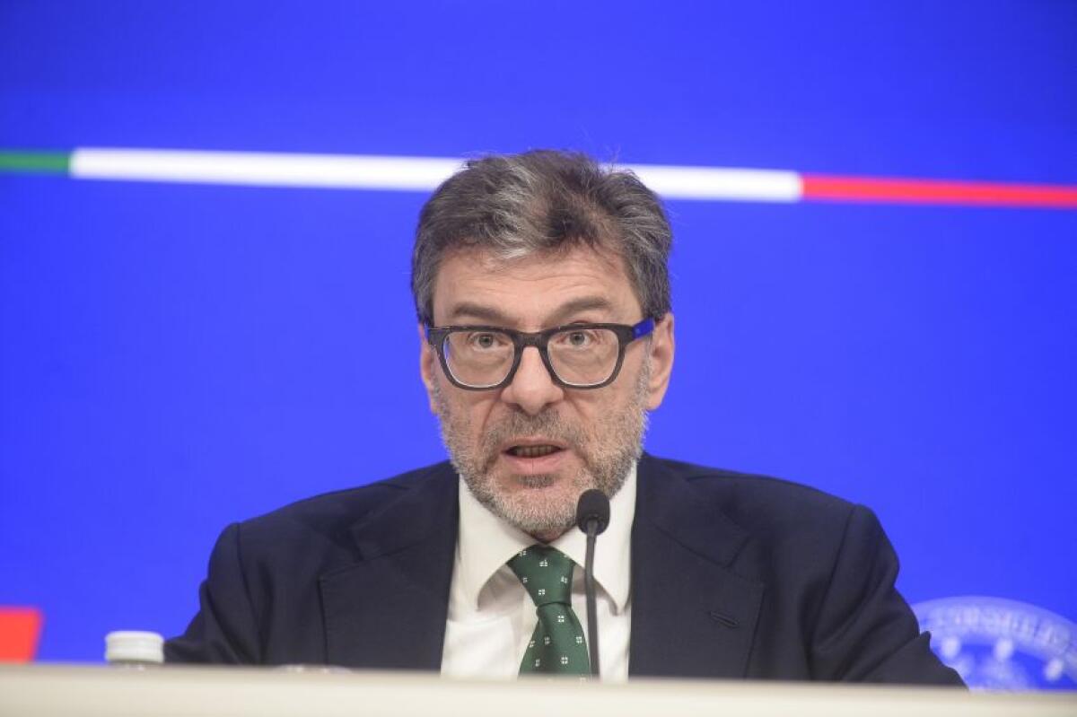 Giorgetti “Sconto solo sul gasolio di 17 centesimi fino al 6 agosto” - 