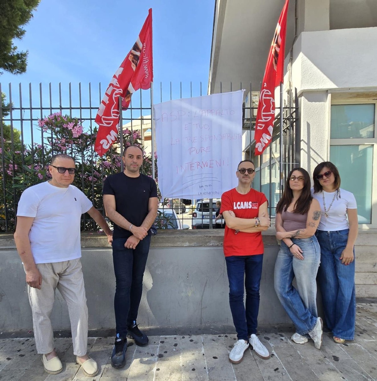Altro sit in davanti all'ospedale  - 