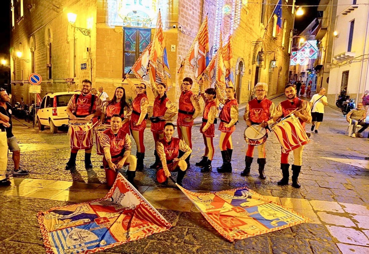 Gli Sbandieratori di Gela incantano Butera - 