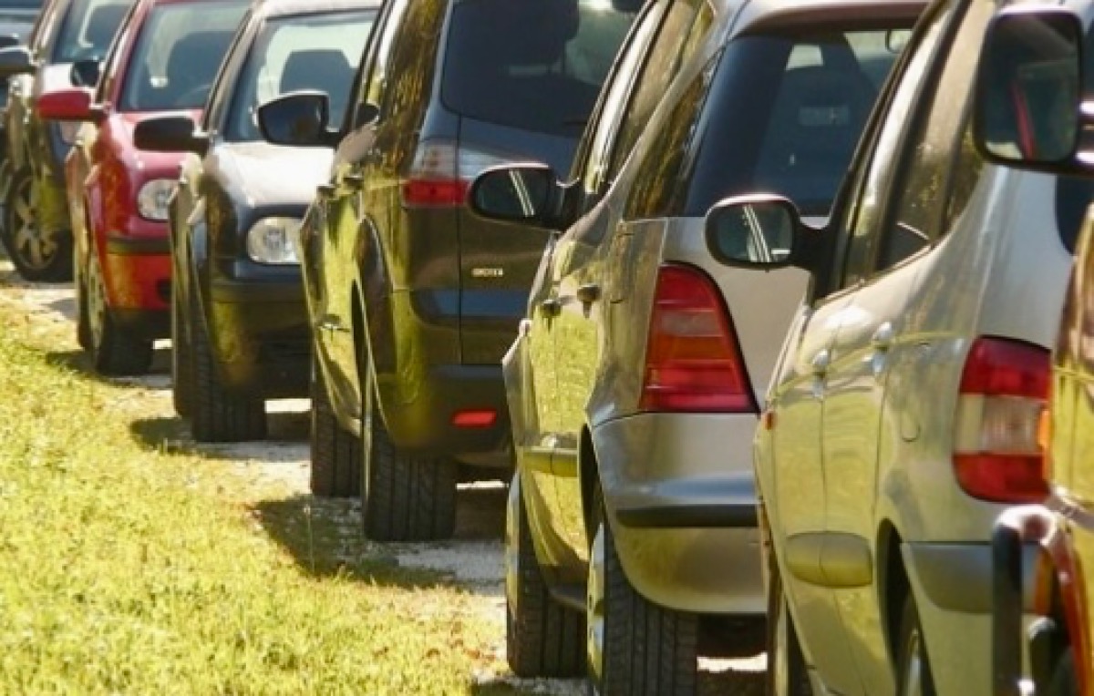 “Parcheggiare sul marciapiede viola il codice della strada” - 