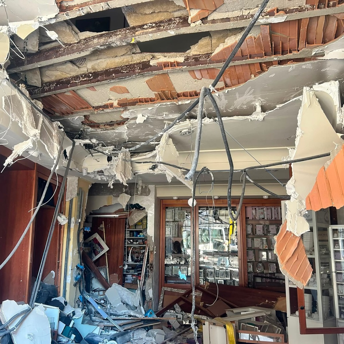 Gioielleria sventrata e abitazione inagibile  - 