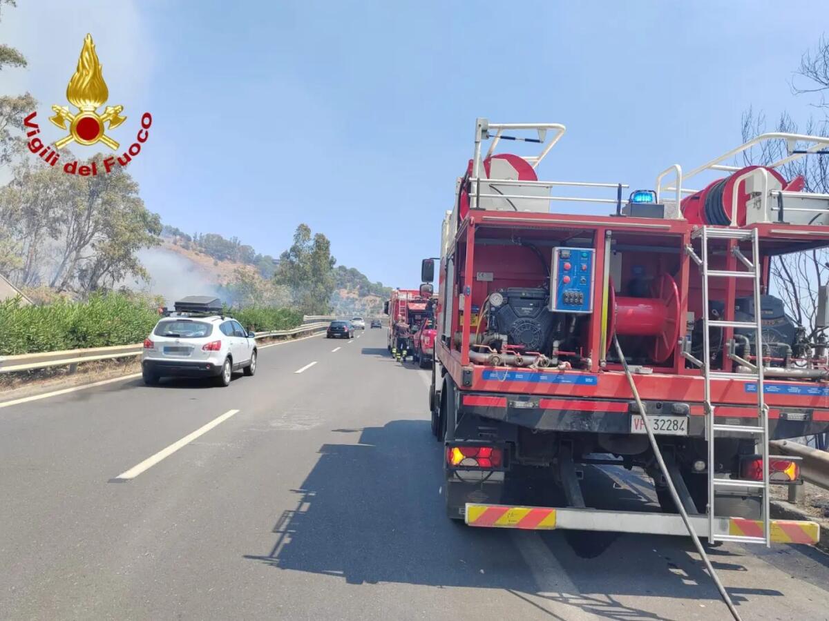 Incendio a Taormina, minacciate diverse abitazioni - 