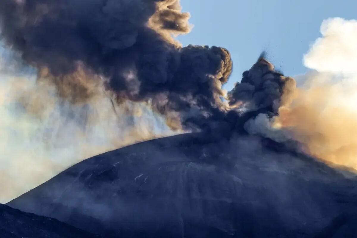 Prosegue eruzione Etna con cenere vulcanica, sospesi i voli in arrivo a Catania - 
