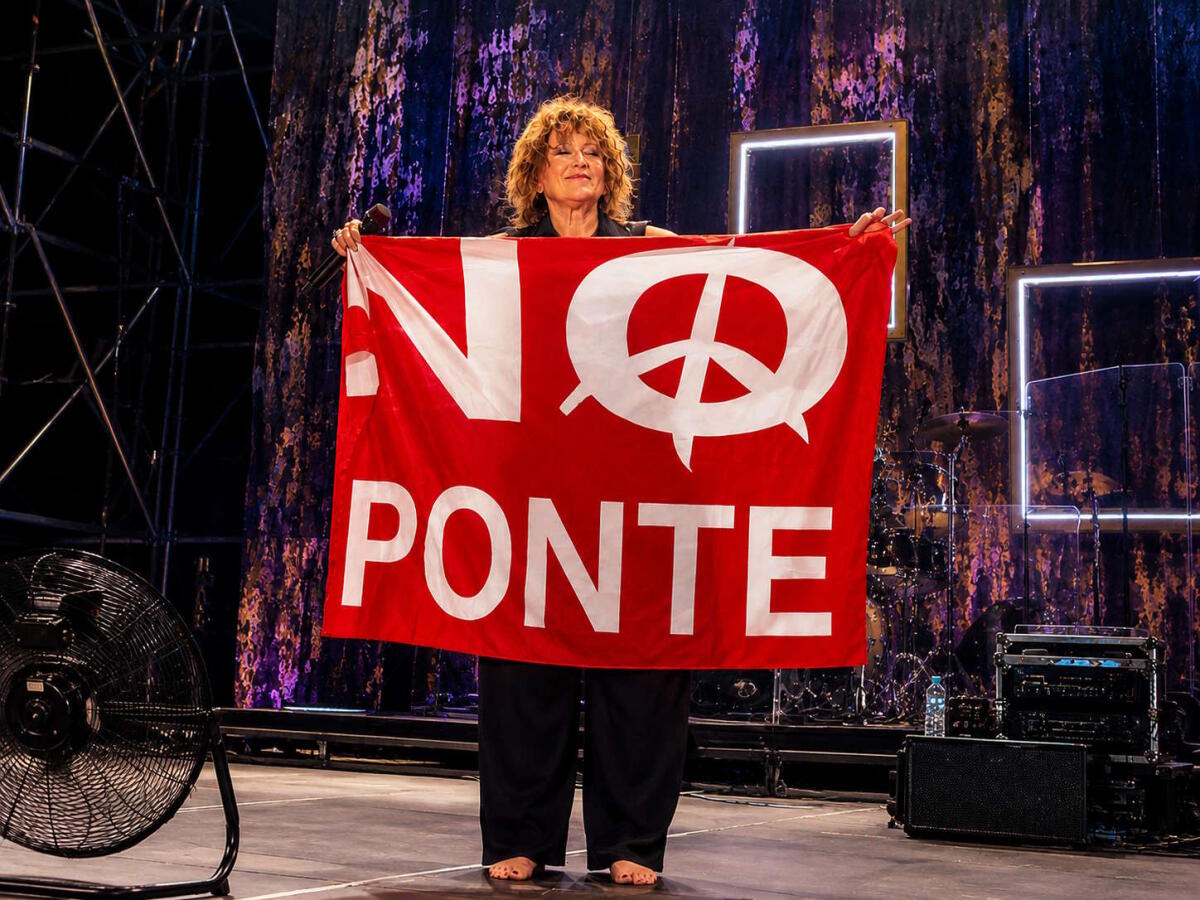 Fiorella Mannoia sventola la bandiera “No Ponte” durante un concerto a Messina, è polemica sui social - 