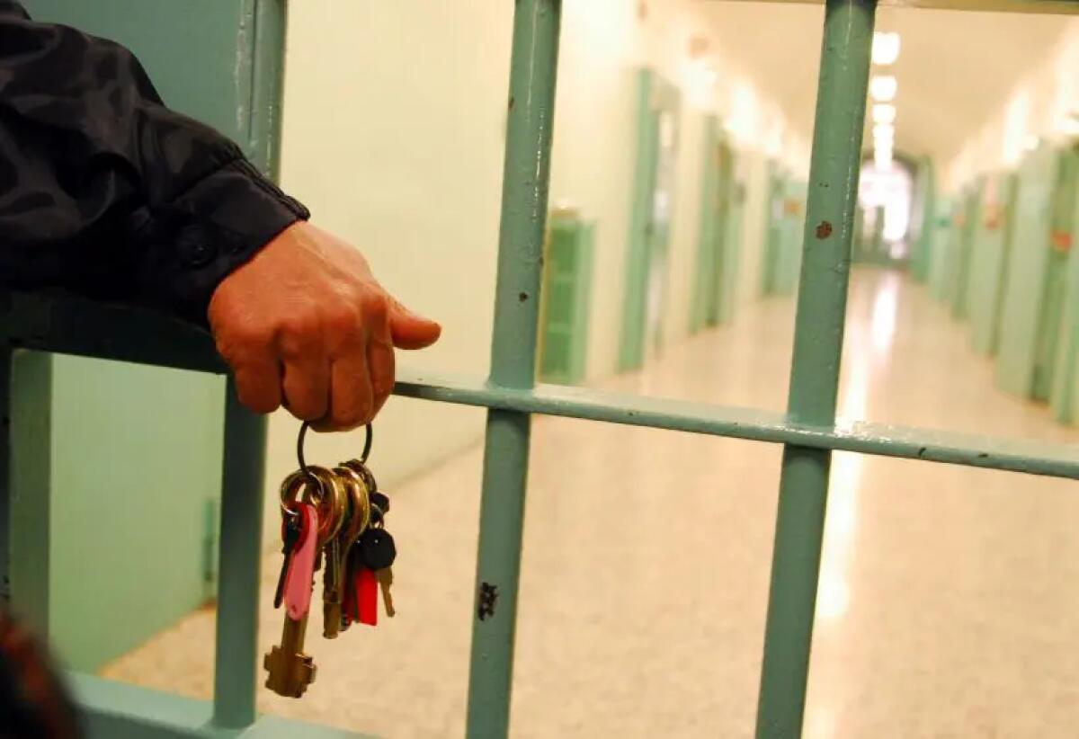 Guidava la banda dei kalashnikov dalla cella con lo smartphone, imposto il 41 bis a boss emergente di Palermo - 