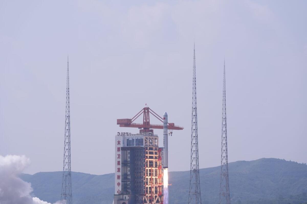 Cina, lanciati sette satelliti con un razzo Long March-6C - 