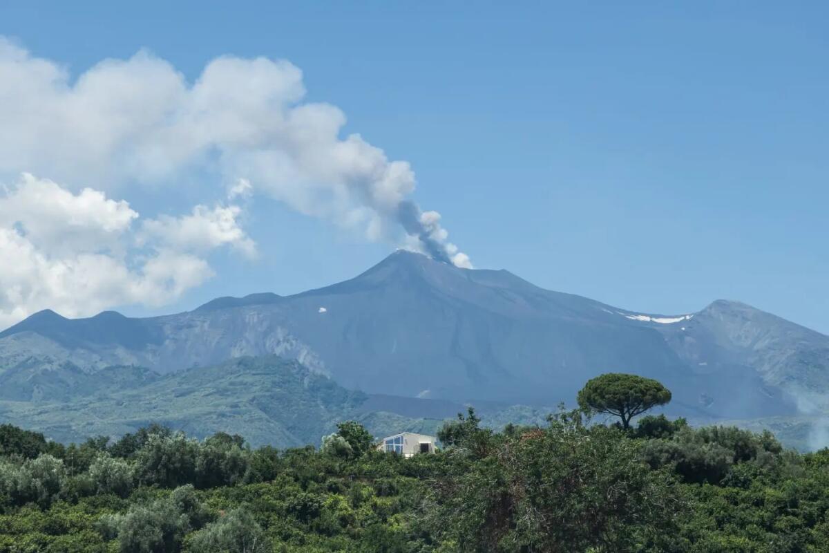Ripresa sull’Etna attività stromboliana dal cratere Voragine, emissione di cenere - 
