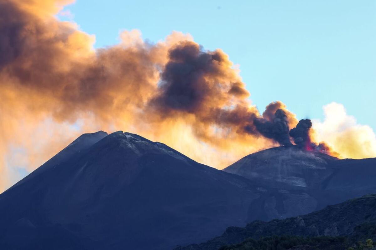 Etna, fontana di lava dal cratere voragine e voli dirottati - 
