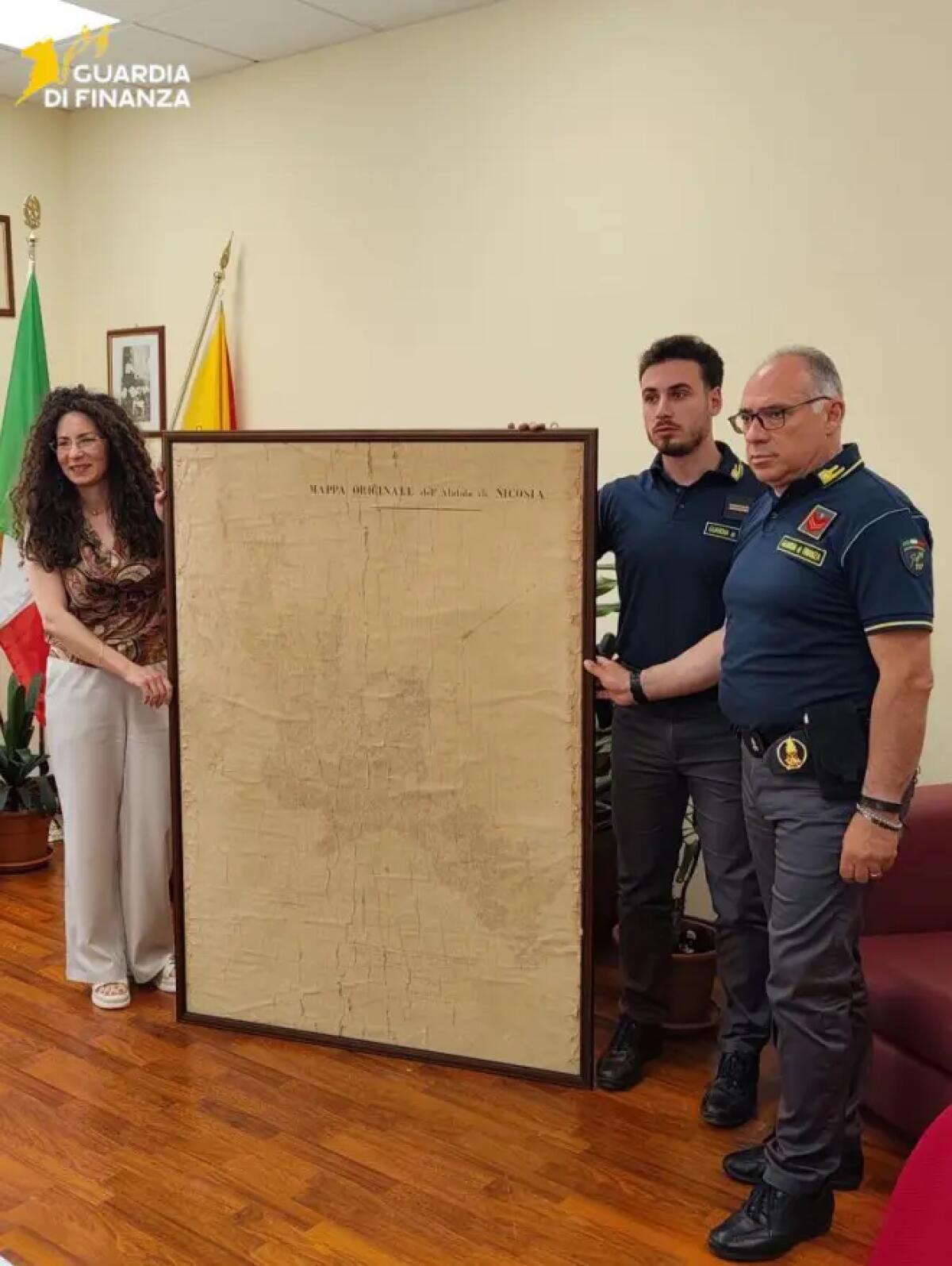 La Guardia di Finanza restituisce all’archivio di Stato un’antica mappa del Catasto Urbano di Enna - 