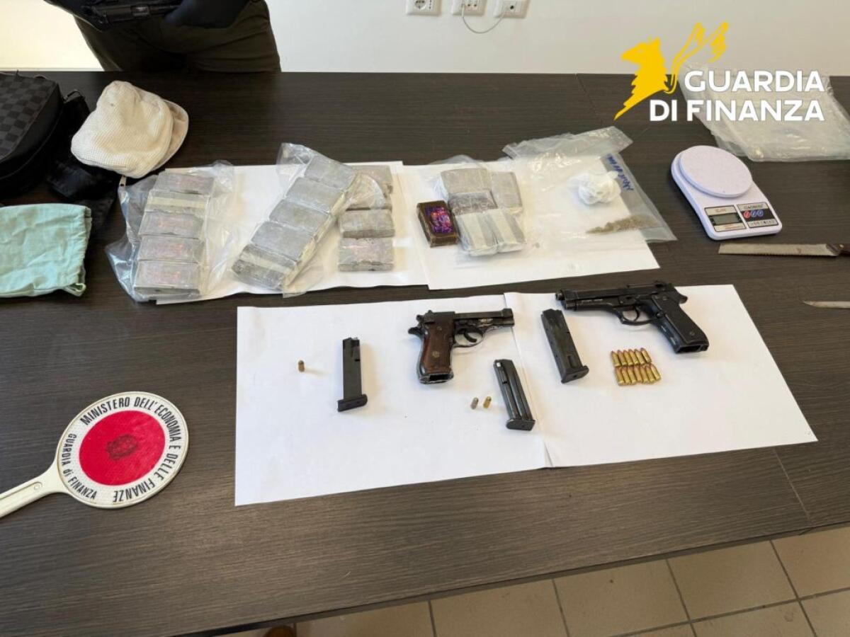 Napoli, sequestrati a Casavatore 2 kg di hashish e tre pistole. Un arresto - 