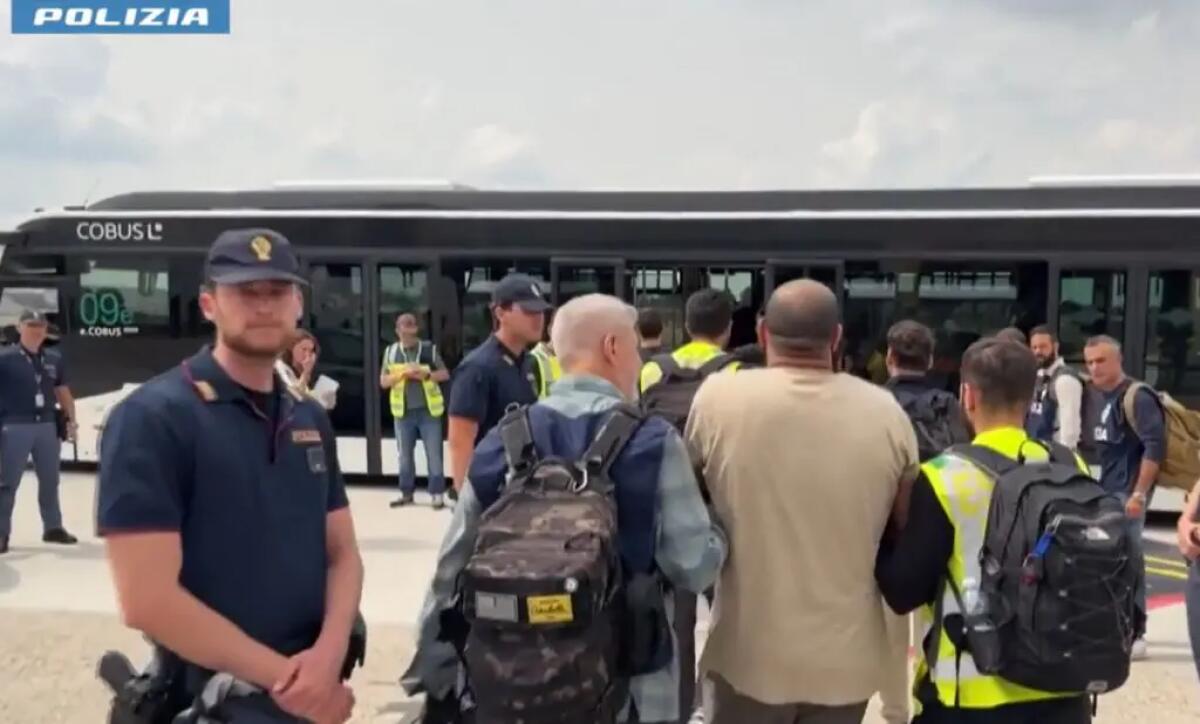 Immigrazione, rimpatriati al Cairo con volo charter 23 egiziani espulsi - 