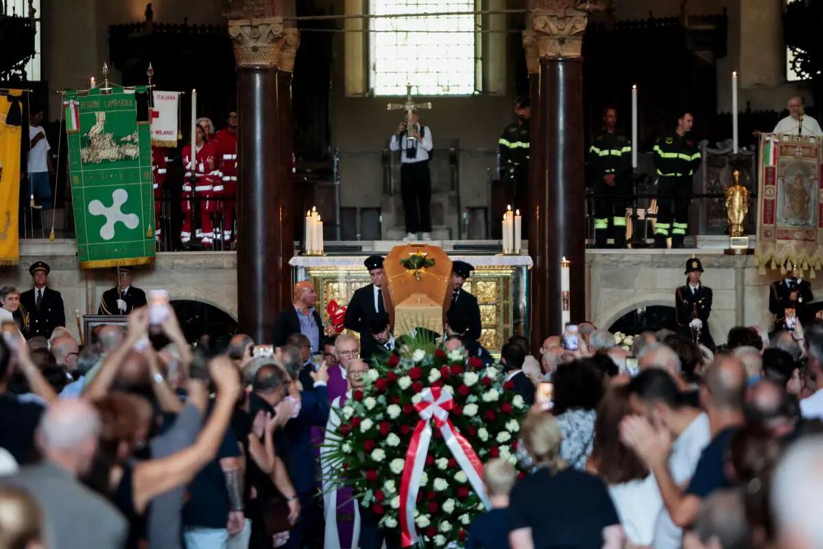 Don Mazzi, a Milano l’addio tra applausi e commozione - 