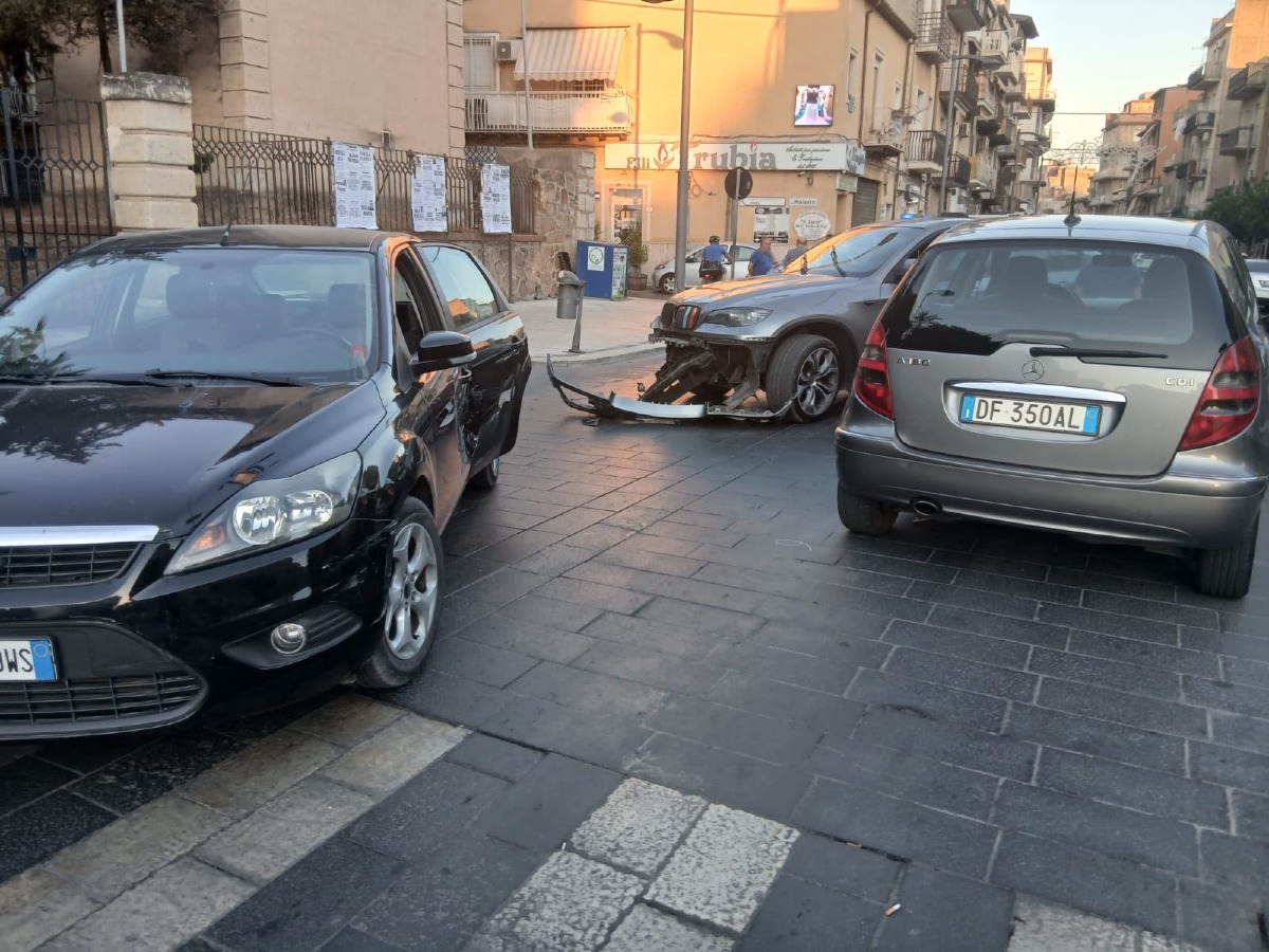 Incidente davanti al cimitero monumentale, coinvolte 3 auto - 