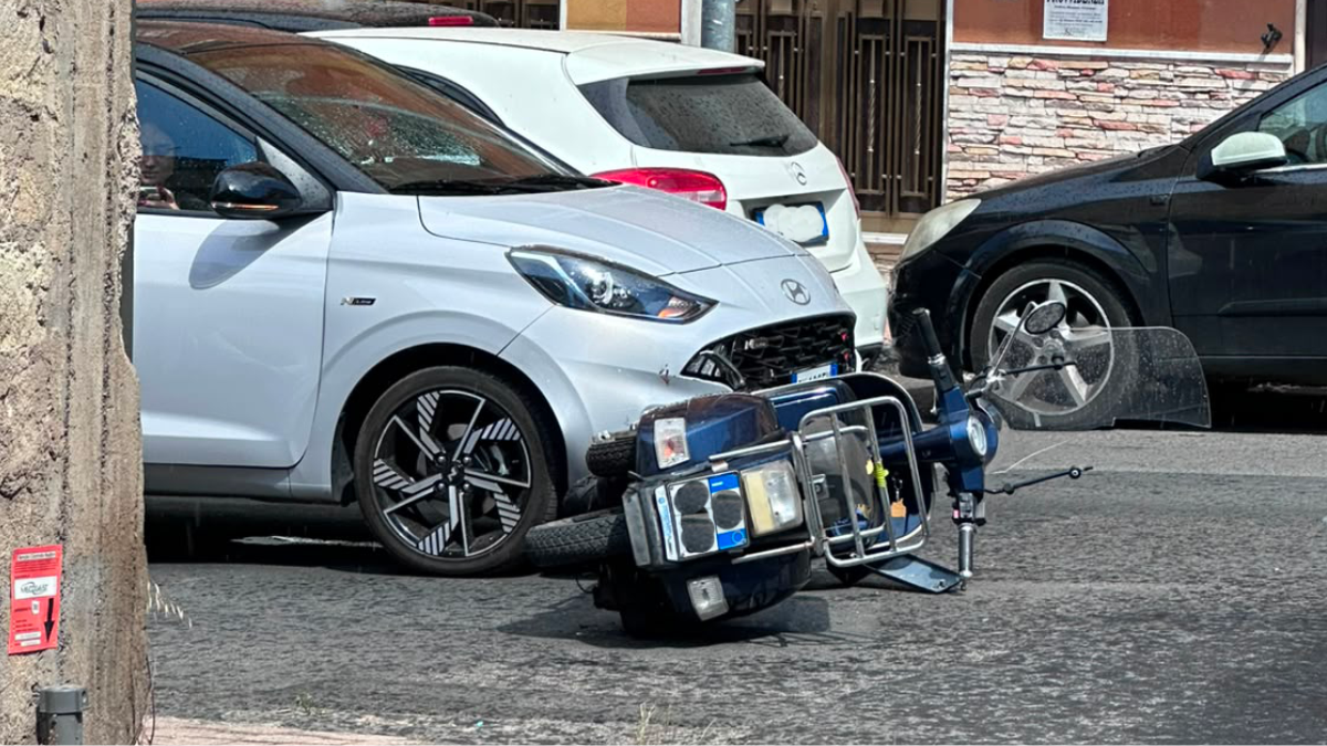 Incidente in via Crispi: ciclomotore si scontra con un’auto - 