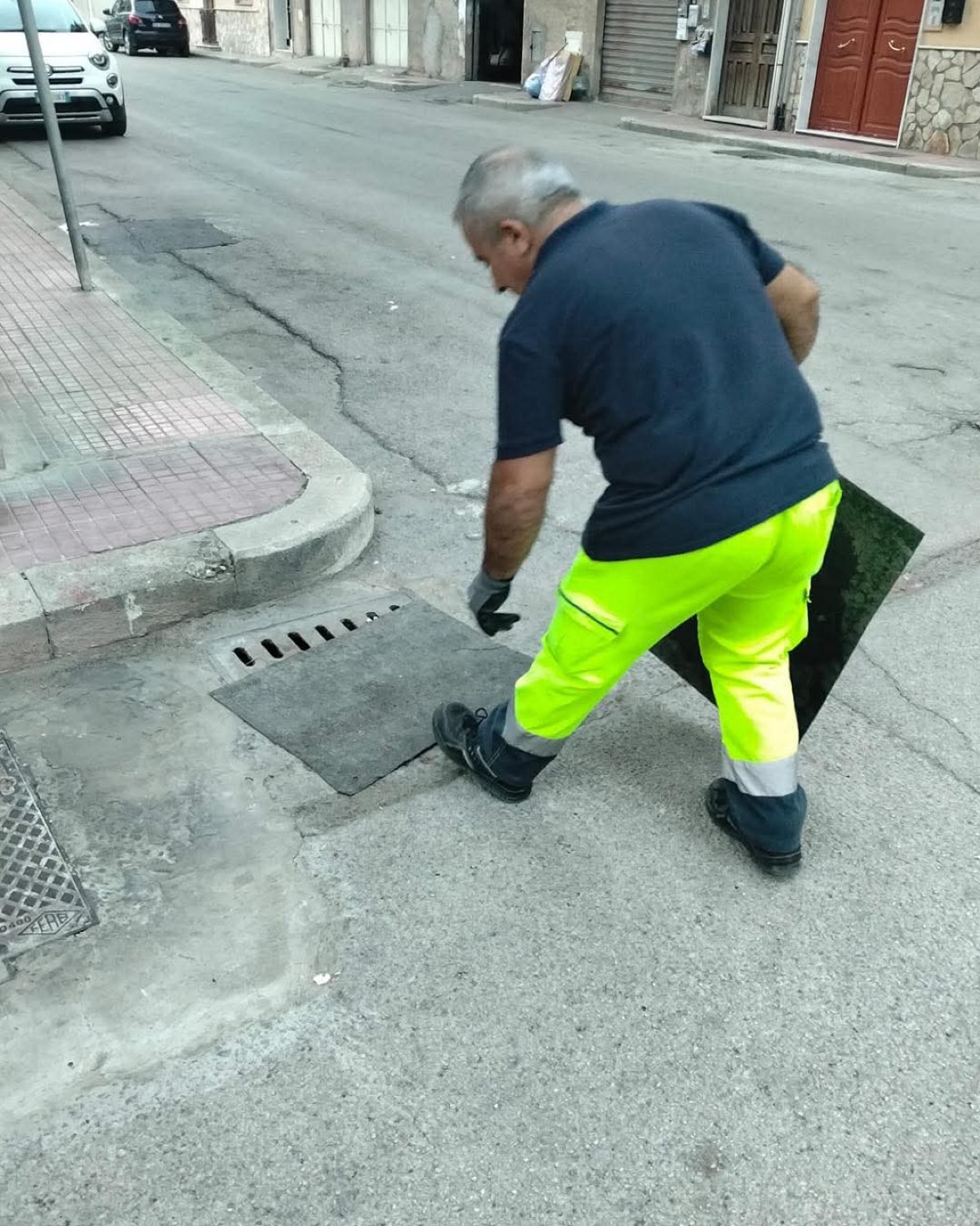 Tante caditoie tappate dai cittadini  - 