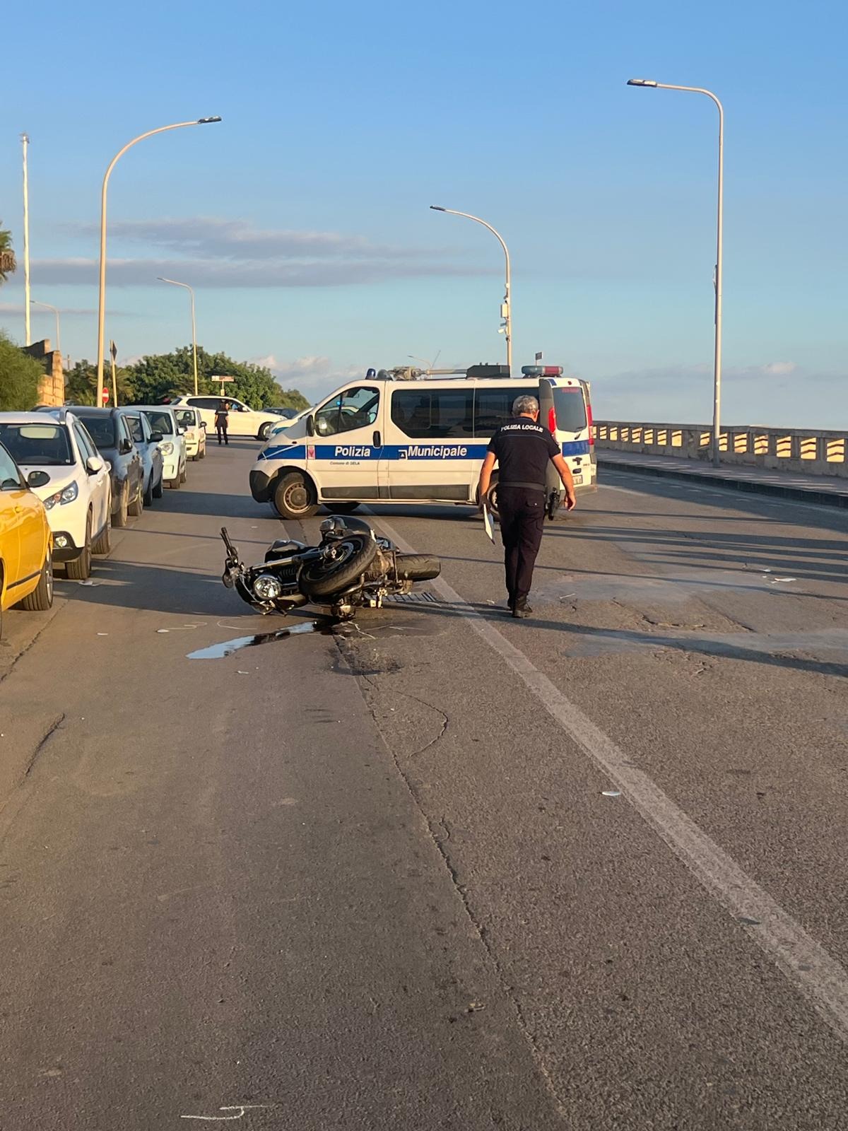 Scontro tra auto  e moto, coinvolta una vettura in sosta  - 