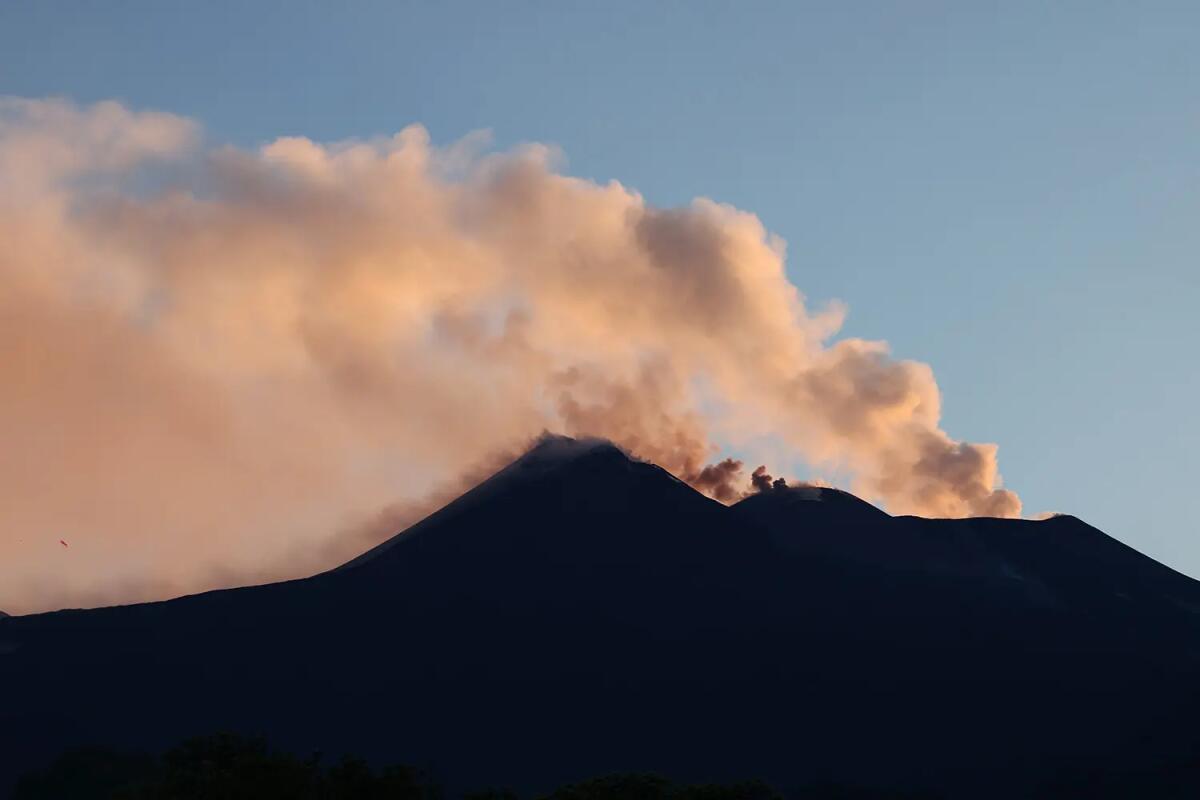 Etna in eruzione, stop agli arrivi all’aeroporto di Catania sino alle ore 16 - 