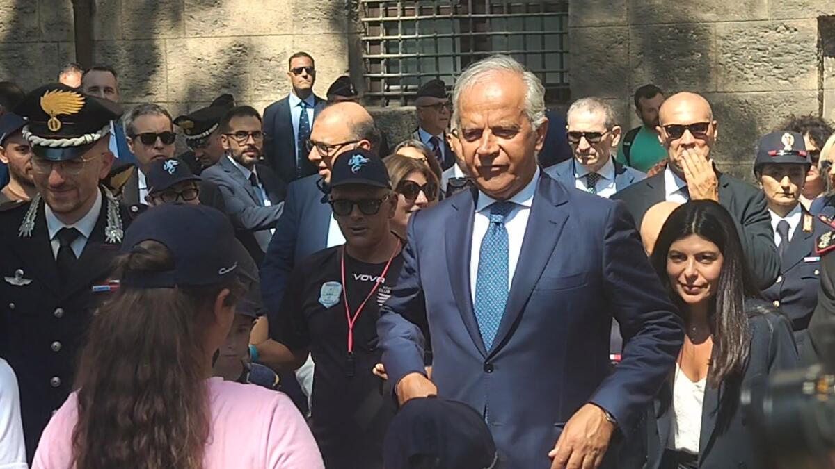 Omaggio floreale dei bambini al cippo di Dalla Chiesa a Palermo, l’incontro con Piantedosi / Video - 