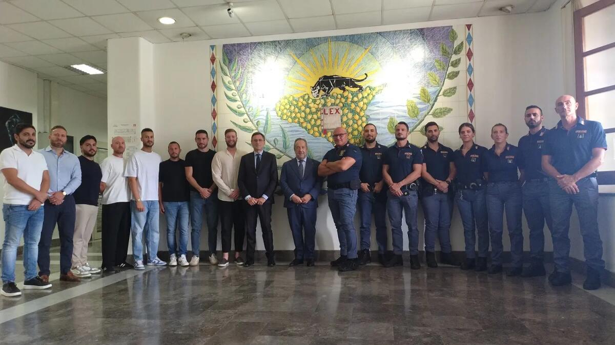 Il Prefetto e il Questore di Palermo incontrano i poliziotti aggrediti nel quartiere Falsomiele - 