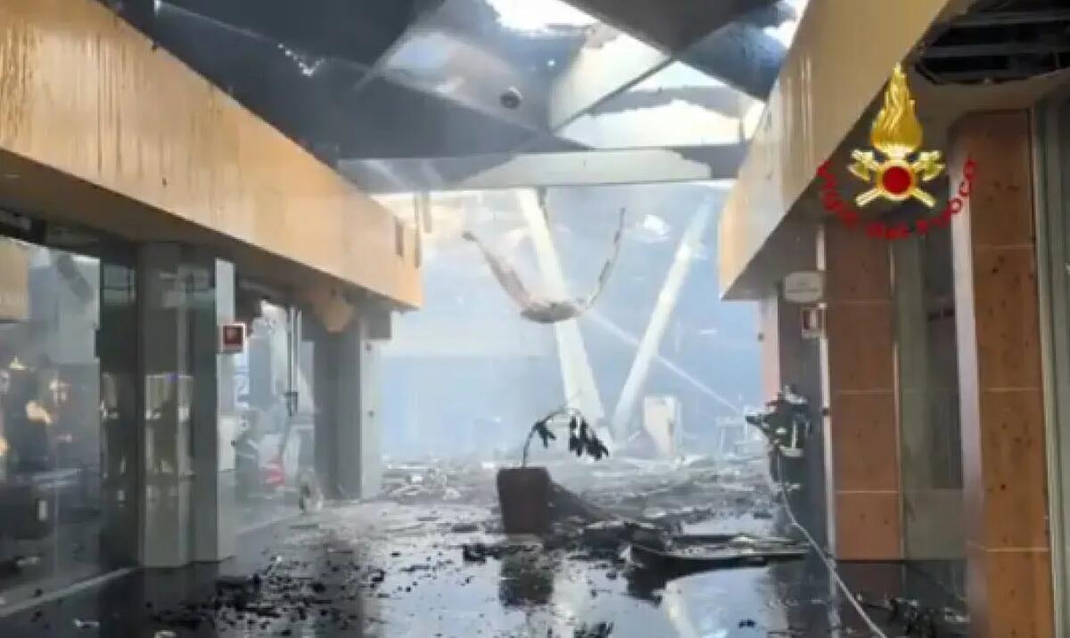 Incendio al centro commerciale Conca d’Oro di Palermo, avviate le indagini. I vigili del fuoco spengono gli ultimi focolai / Video - 