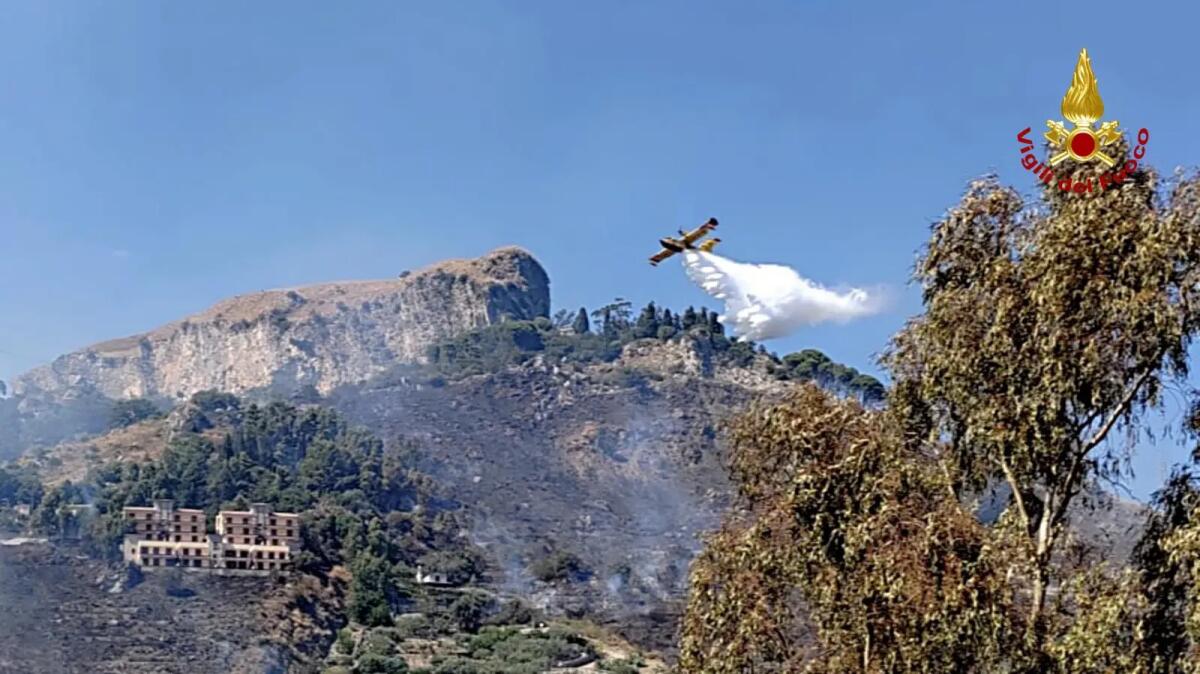 Giornata di superlavoro nel Messinese sul fronte incendi, impegnati Canadair ed elicotteri - 