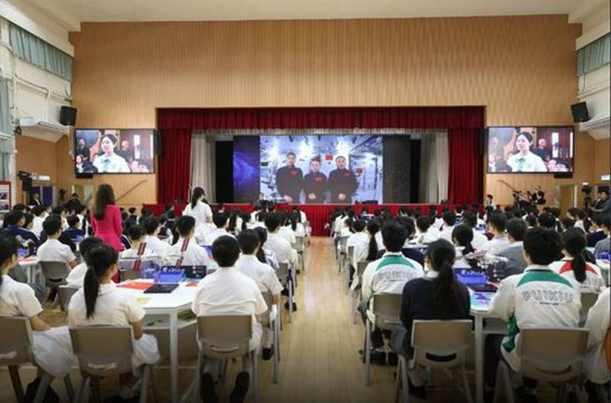 Cina, studenti a lezione di aerospazio con l’equipaggio della Shenzhou-23 - 