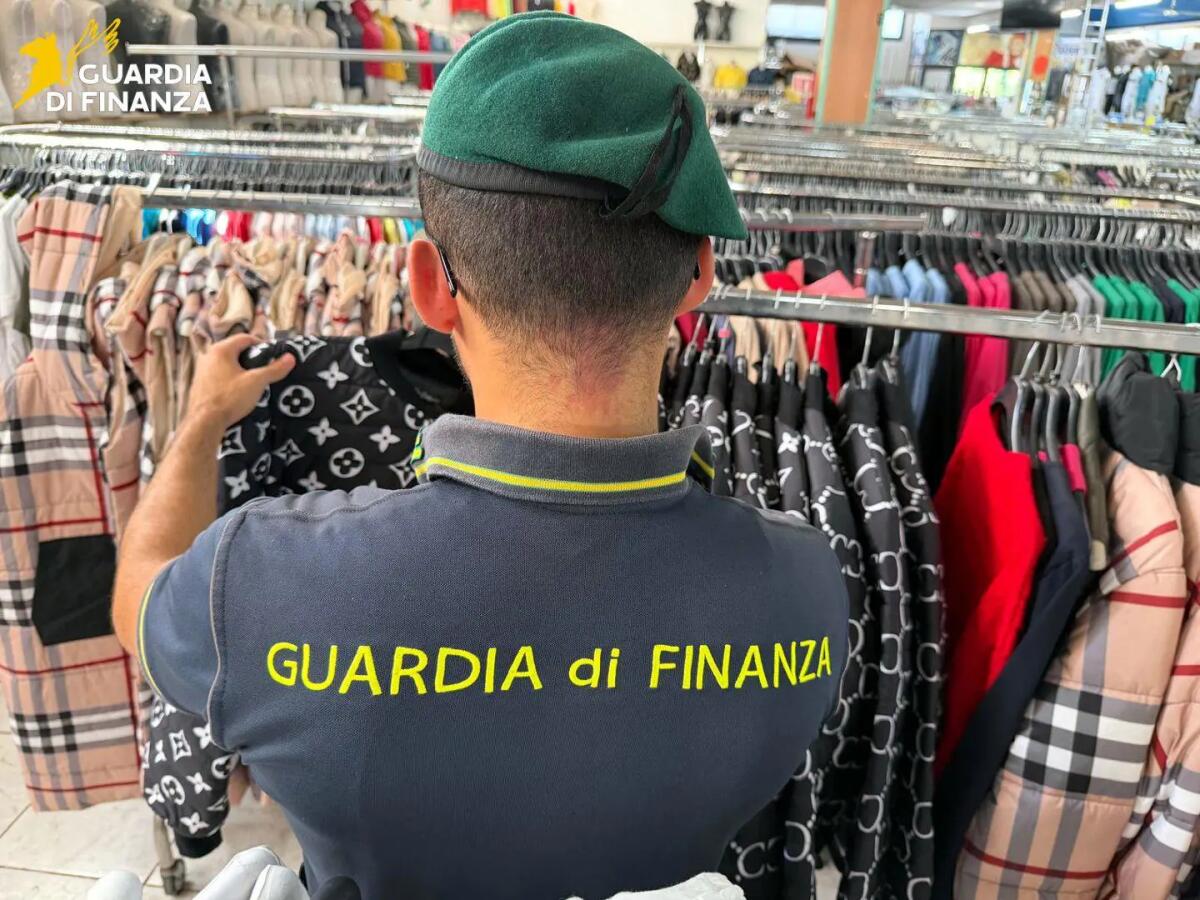 Catania, contrasto alla contraffazione: sequestrati 4.400 capi d’abbigliamento - 