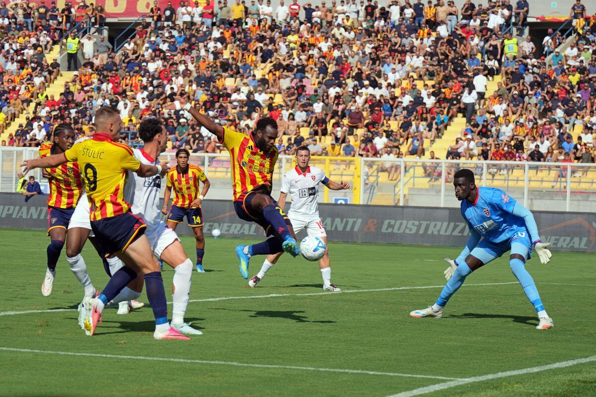 Gol ed emozioni al Via del Mare, il Lecce la spunta sul Monza per 3-2 - 