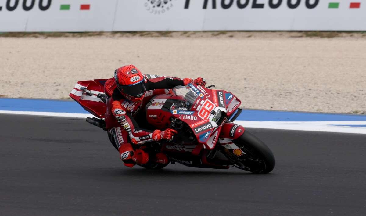 Marc Marquez trionfa al Gp di San Marino, Bezzecchi subito out - 