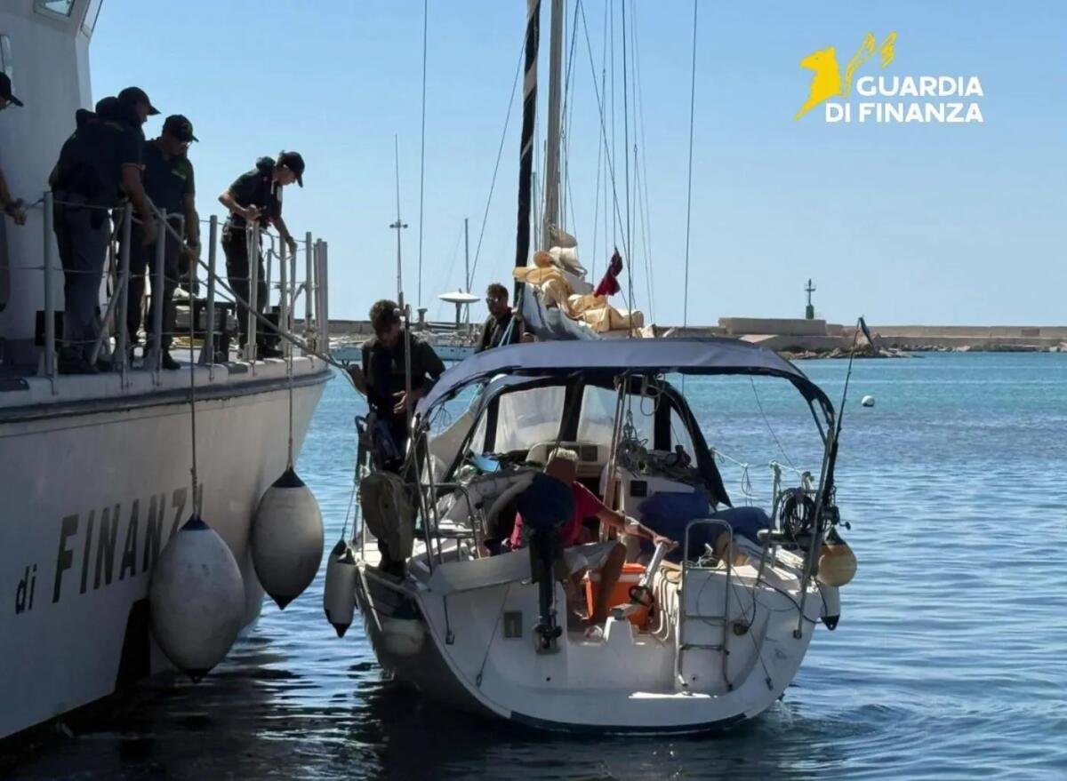 Nascondeva 8 migranti su una barca a vela diretta verso le coste mazaresi, in manette il proprietario - 