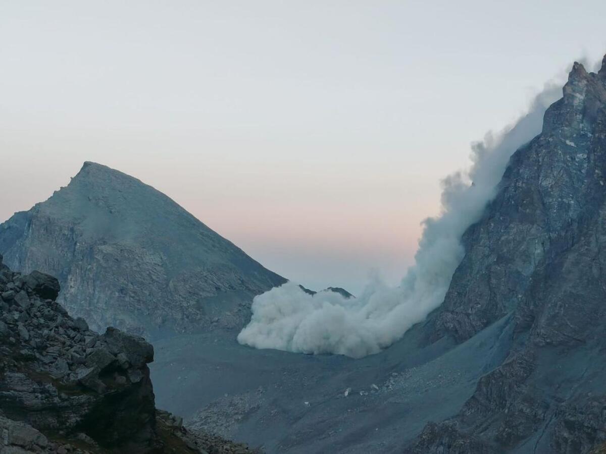 Monviso, frana a ridosso del Rifugio Quintino Sella. Si cerca un escursionista - 