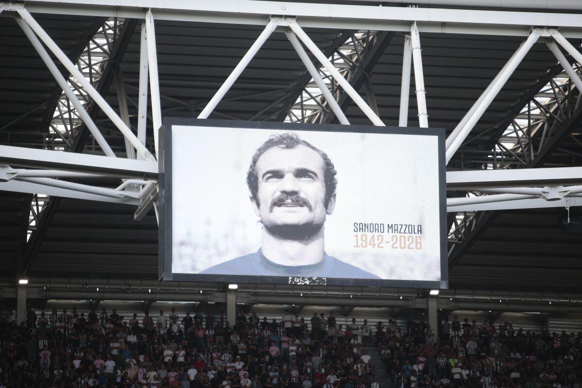 Tifosi di spalle durante il minuto di silenzio per Mazzola, Juventus multata - 