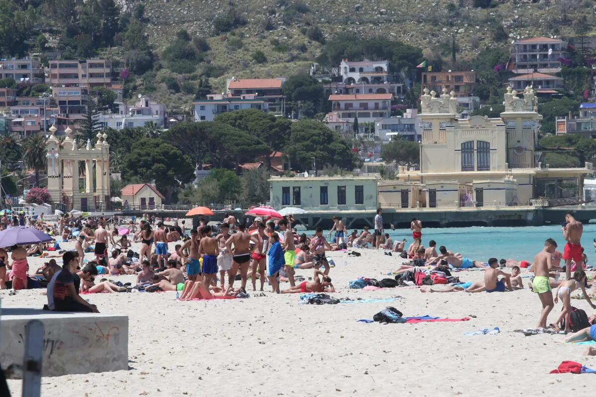 Revocato il divieto di balneazione a Mondello, rientrati i parametri / Video - 
