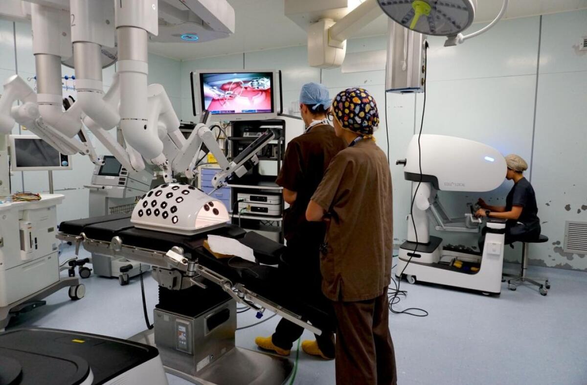 Robot chirurgici cinesi di ultima generazione arrivati al Policlinico di Milano - 