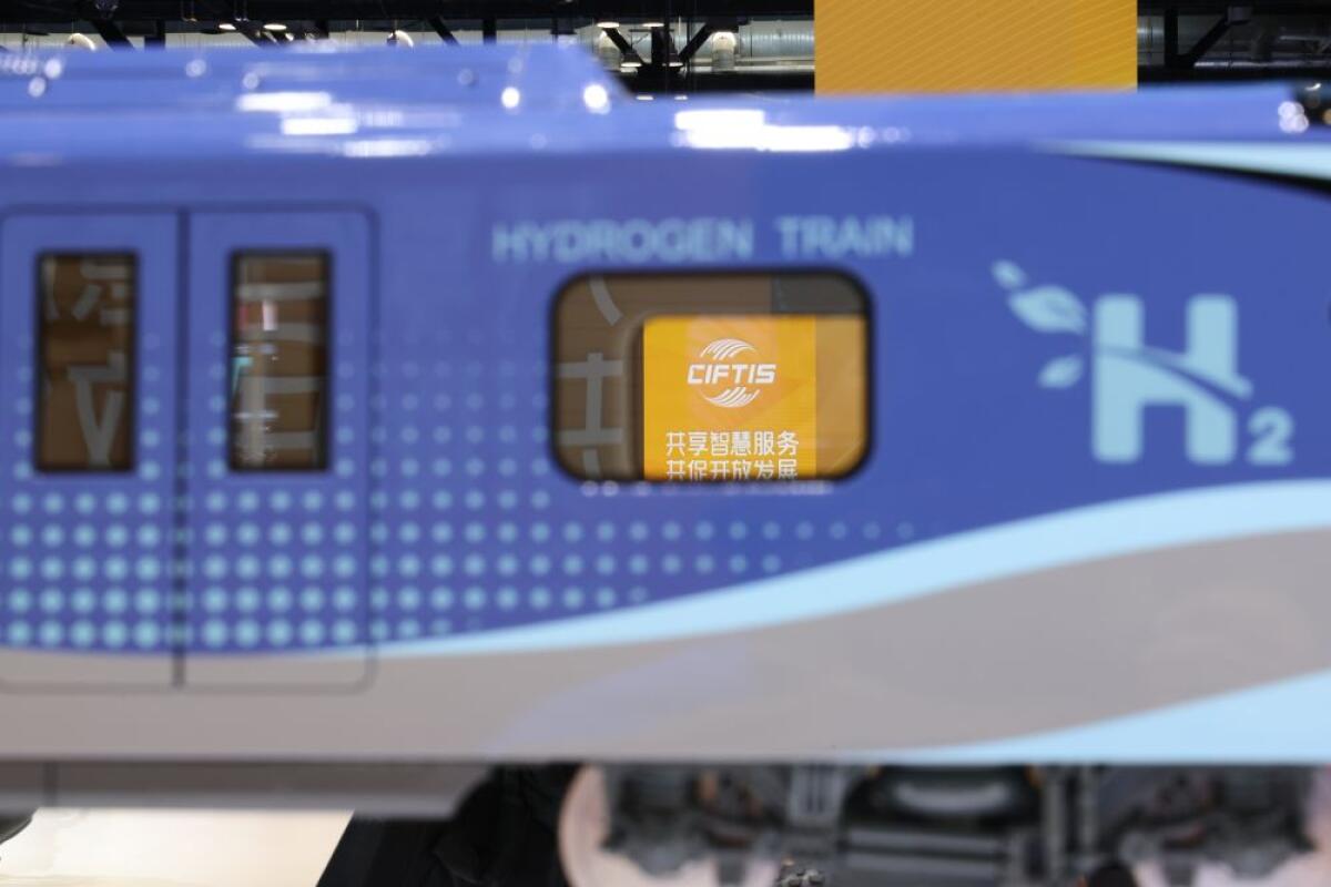 In Cina cresce il commercio di servizi, l’export trainato da viaggi e trasporti - 