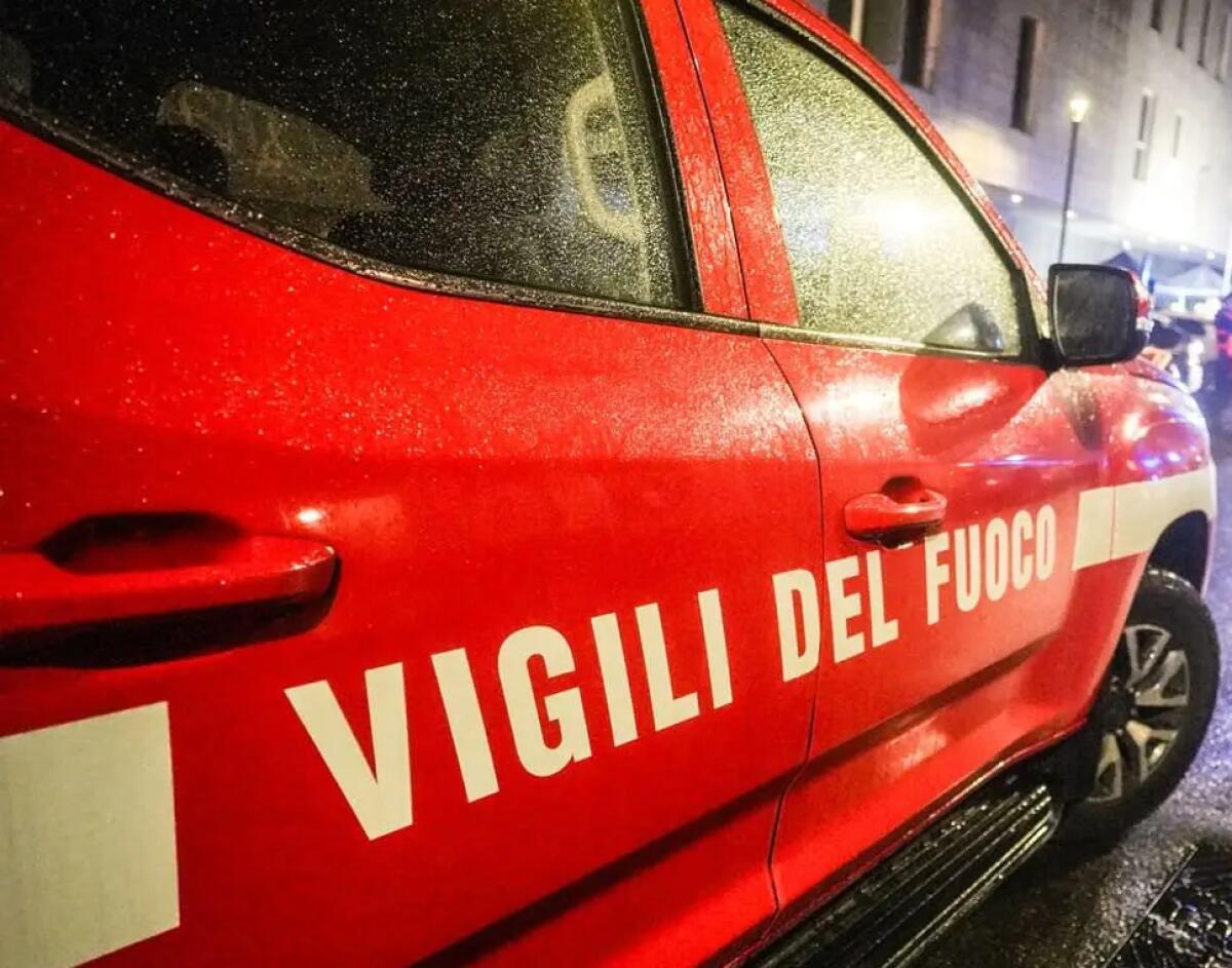 Un incendio divampa nella zona industriale di Termini Imerese, danneggiati un tir e 27 auto - 