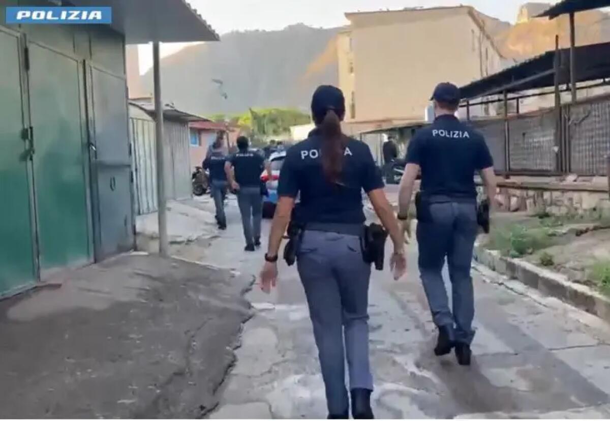 Palermo, blitz a Falsomiele dopo una sassaiola contro la Polizia: impegnati 200 agenti - 