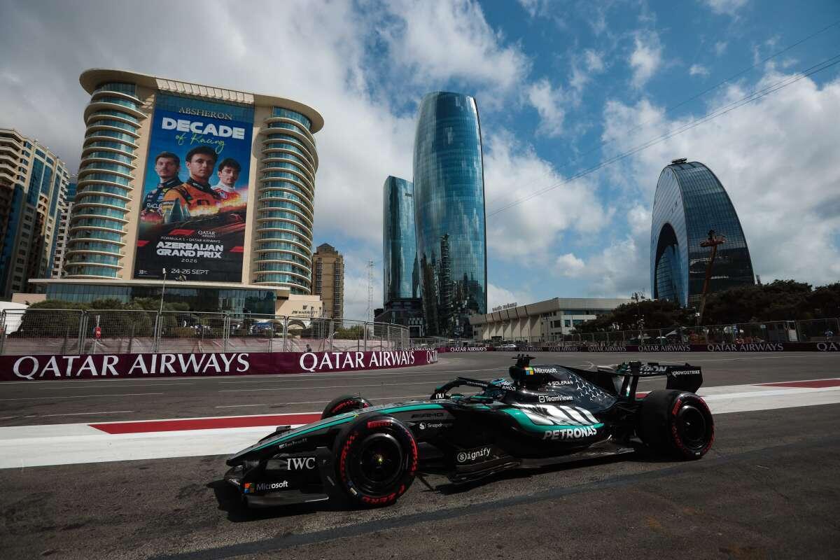 Russell in pole davanti a Leclerc a Baku, Antonelli out in qualifica - 