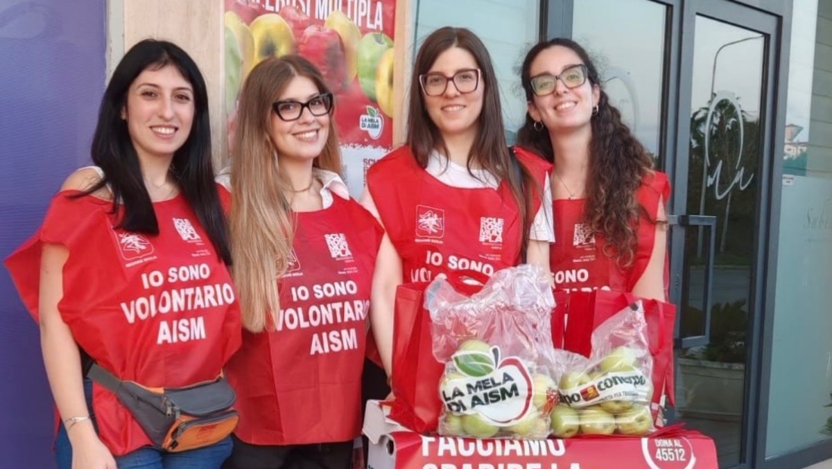 Torna nelle piazze la Mela di AISM  - 