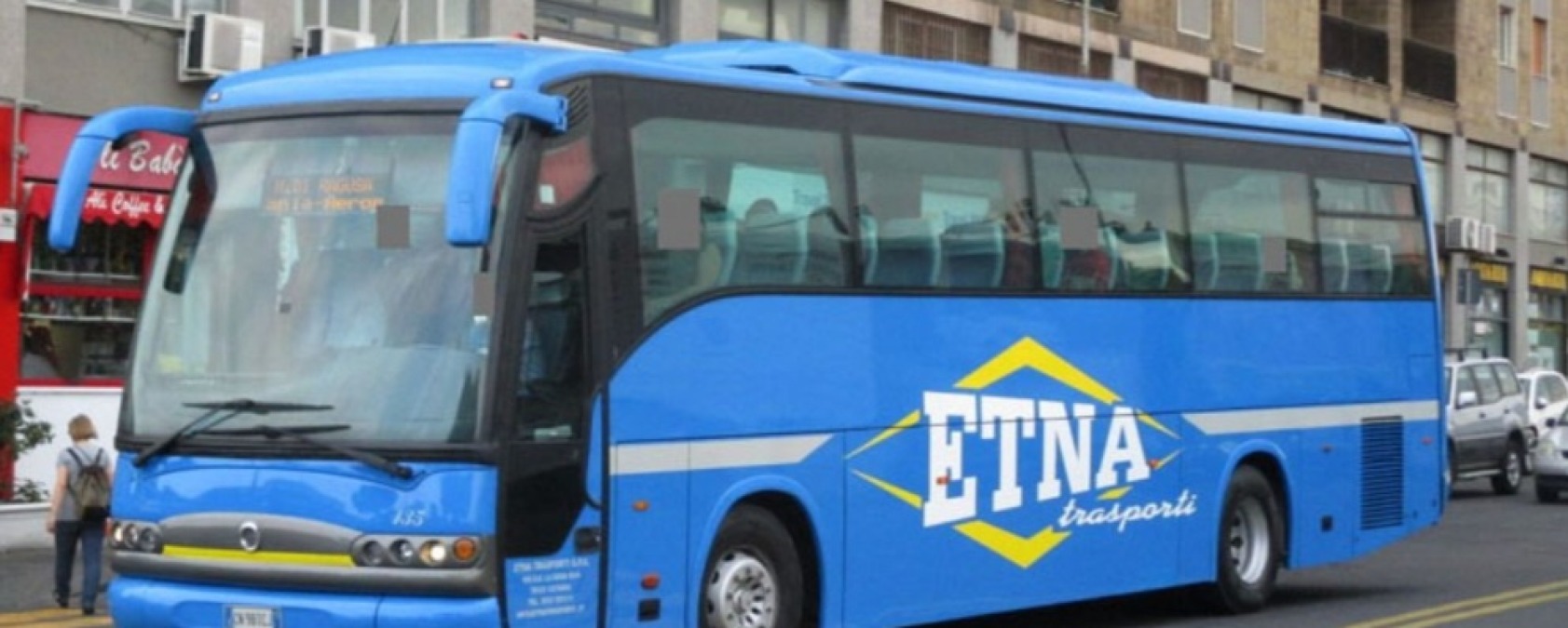 Incidente alla stazione ferroviaria: scontro tra bus e moto - 