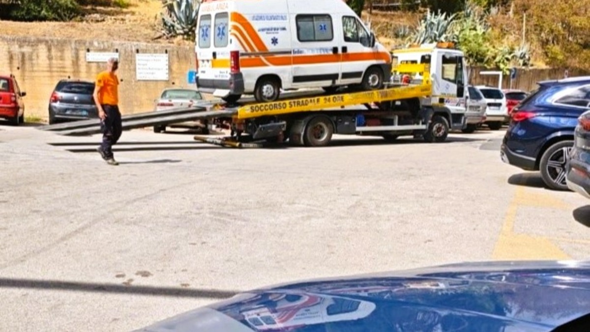 Avaria, sporcizia, carenze di sicurezza: la Polizia Stradale blocca un'ambulanza irregolare  - 