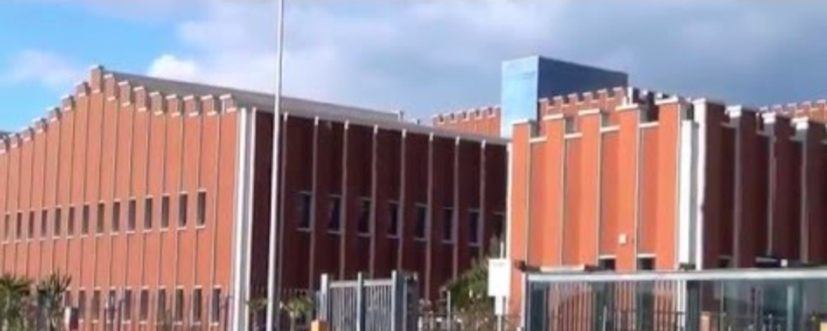Operaio dell'indotto cade dal tetto di un magazzino EniMed - 