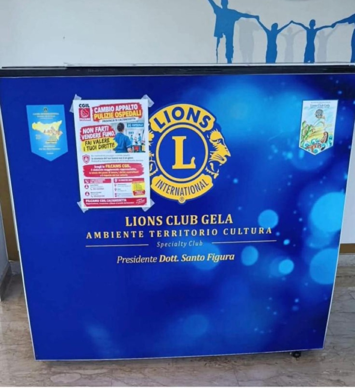 Volantino CGIL sul pianoforte del Lions all'ospedale - 