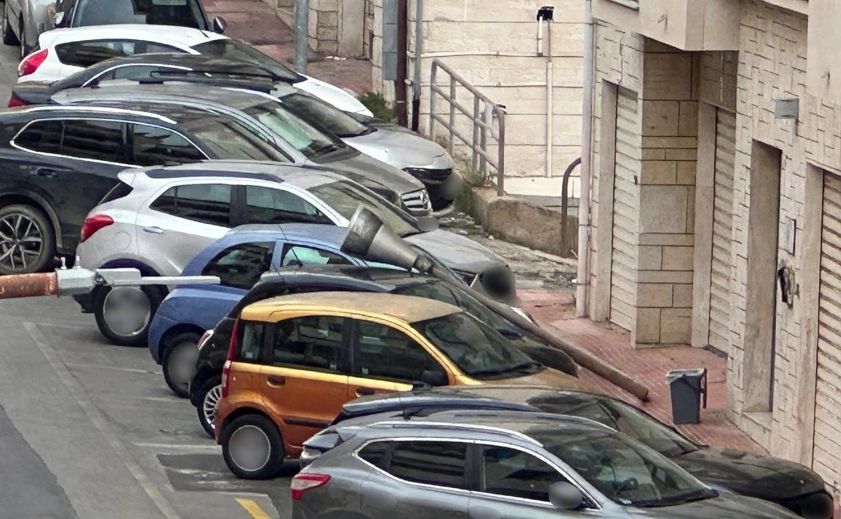 Paura in via Parioli, palo  luce crolla su auto in sosta - 