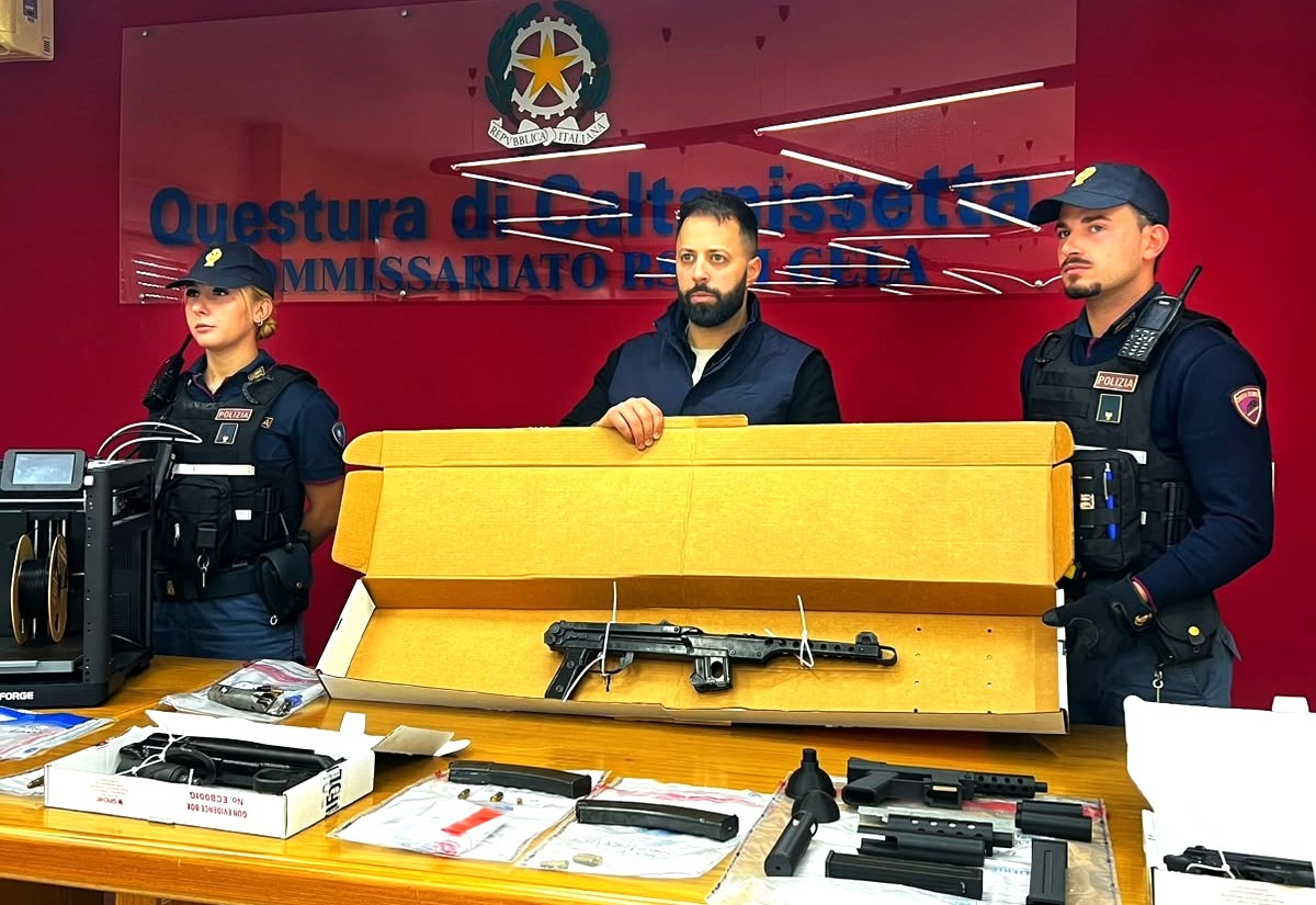 Tenta una rapina in gioielleria: in casa aveva un laboratorio clandestino per fabbricare armi - 