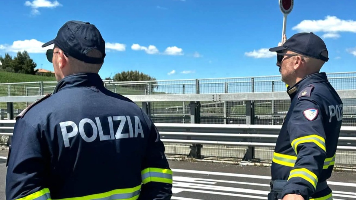 Carico inidoneo sul tetto e parabrezza rotto, sanzionato automobilista - 